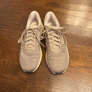 Women’s Tracksmith Eliot Runner Warm Gray/Pewter - size 9